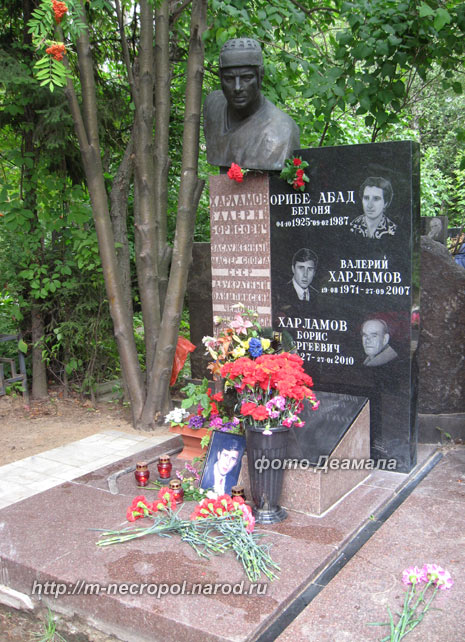 могила В. Харламова, фото Двамала, вариант 27 августа 2010 г.