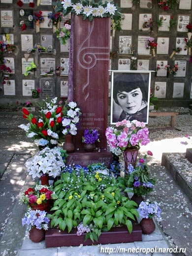 могила М. Кристалинской, фото Двамала 2005 г.