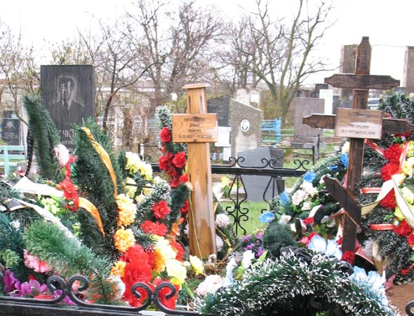 могила Давида Кугультинова, фото Натальи (tinch_n@mail.ru)