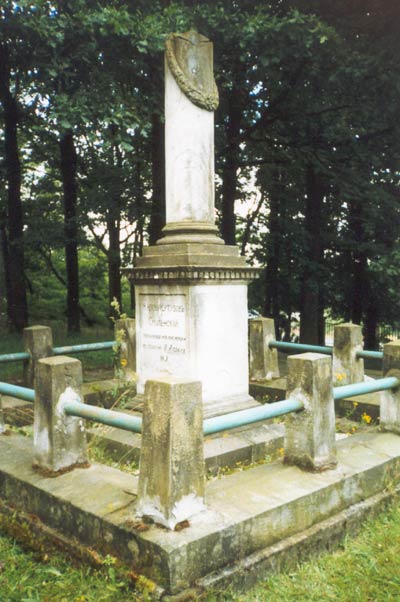 Памятник на месте, где захоронено сердце М.И. Кутузова, фото 2001 г. прислал М. Кальницкий