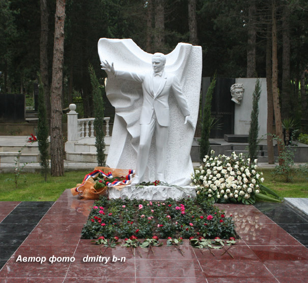 могила Муслима Магомаева, автор фото dmitry b-n. 