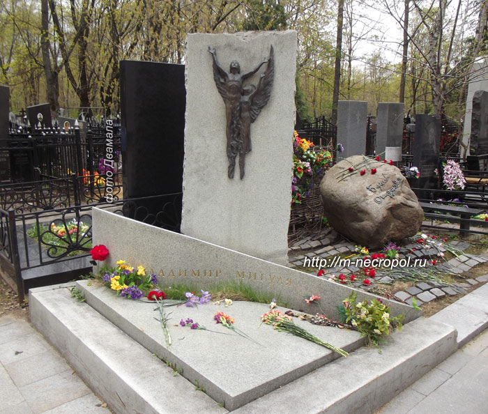 могила В. Мигули, фото Двамала вар. весна 2013 г.