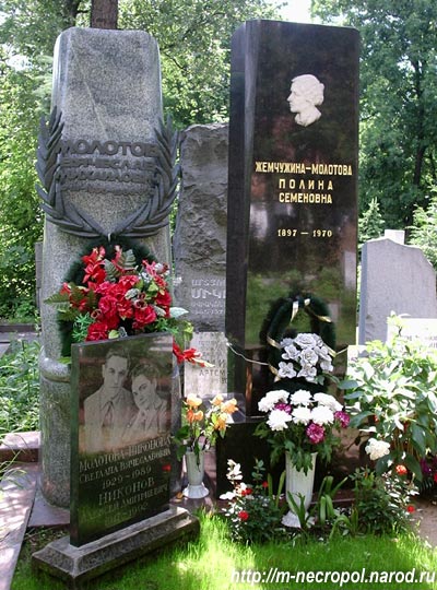 могила В. Молотова, фото Двамала, 2005 г.