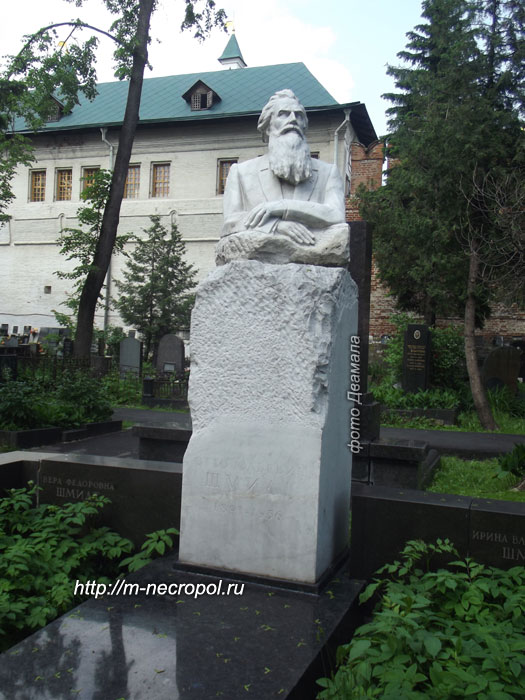 могила О.Ю. Шмидта, фото Двамала, вариант 2013 г.