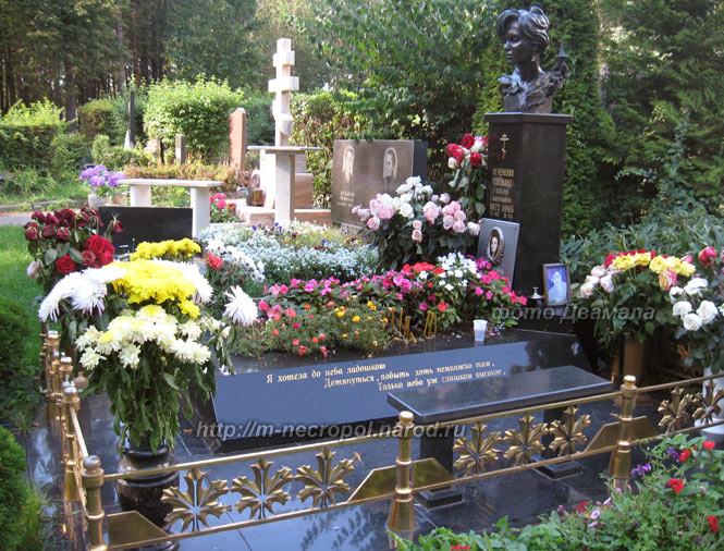 могила Т. Снежиной на Троекуровском, фото Двамала, вар. 2010 г.