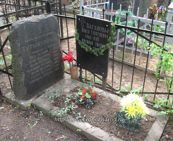 могила А. Тутышкина и его близких, фото Двамала, 6 мая 2010 г.